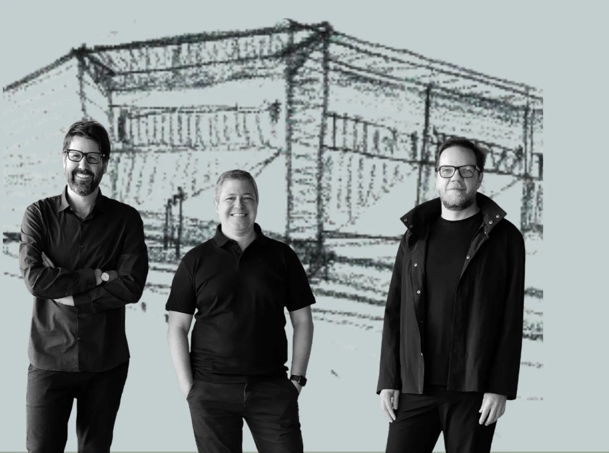 Sócios do escritório BCMF Arquitetos diante do croqui de um dos seus projetos